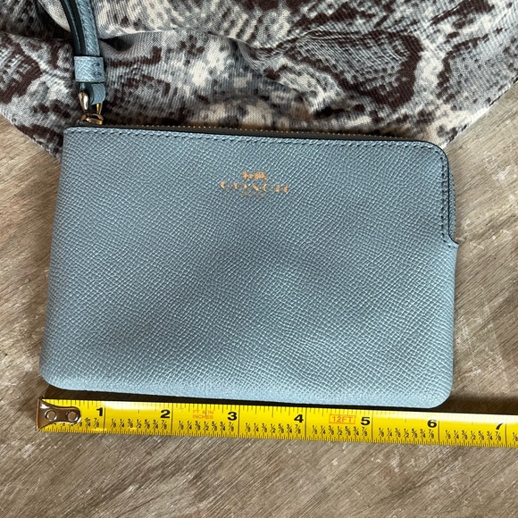 Authentic Coach wristlet in excellent condition. - Picture 3 of 5